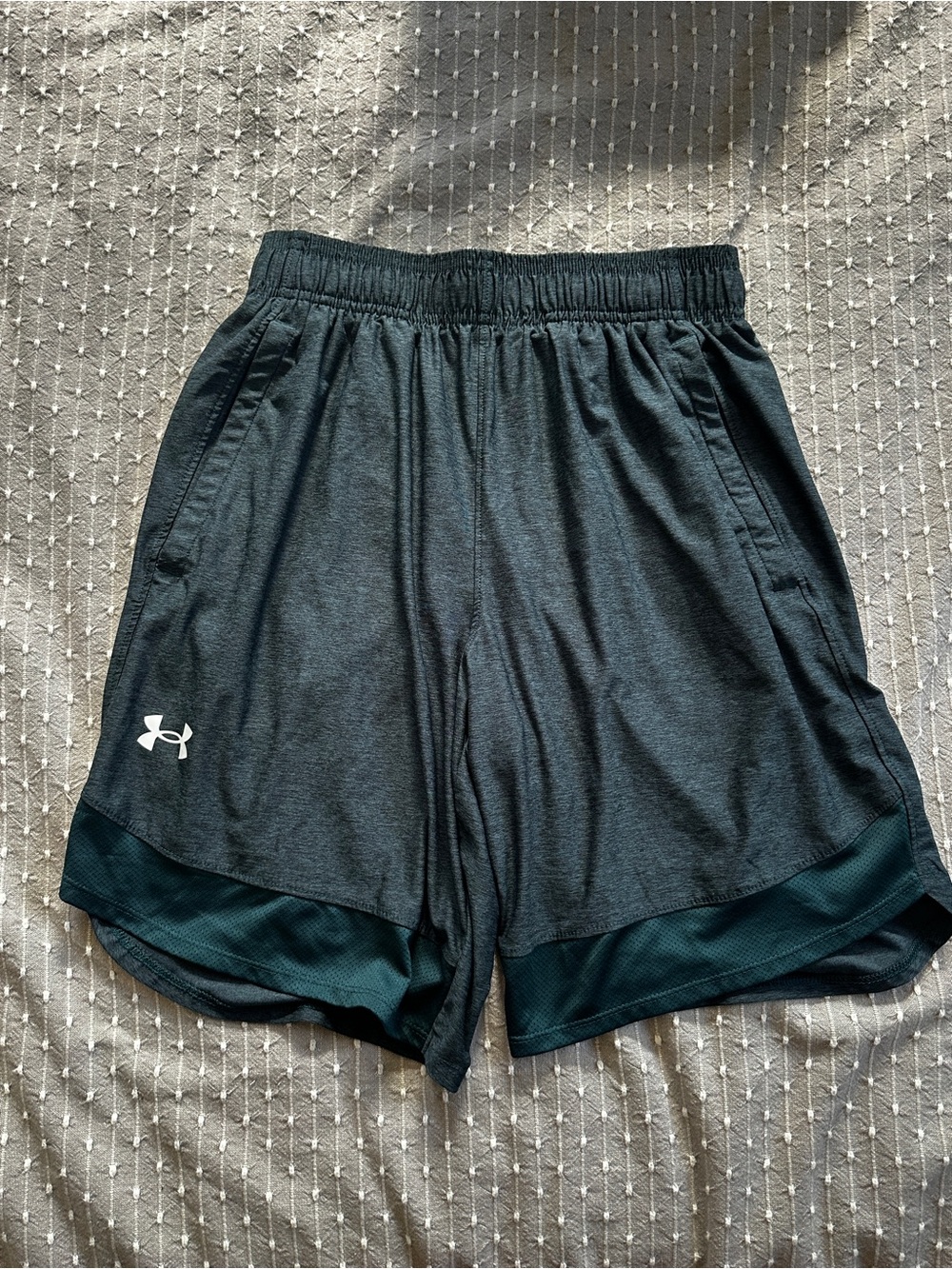 Men’s under armour green drawstring athletic shorts size small